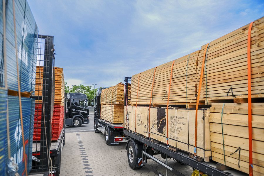 Camions Abresch chargés sur la cour de l’entreprise