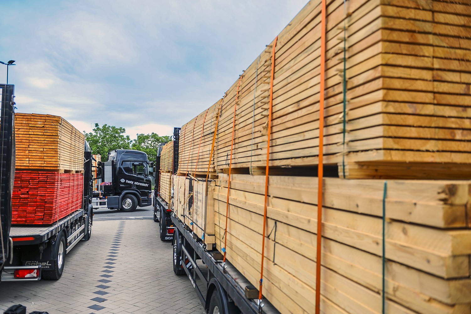 Camions entre les piles de bois dans la cour