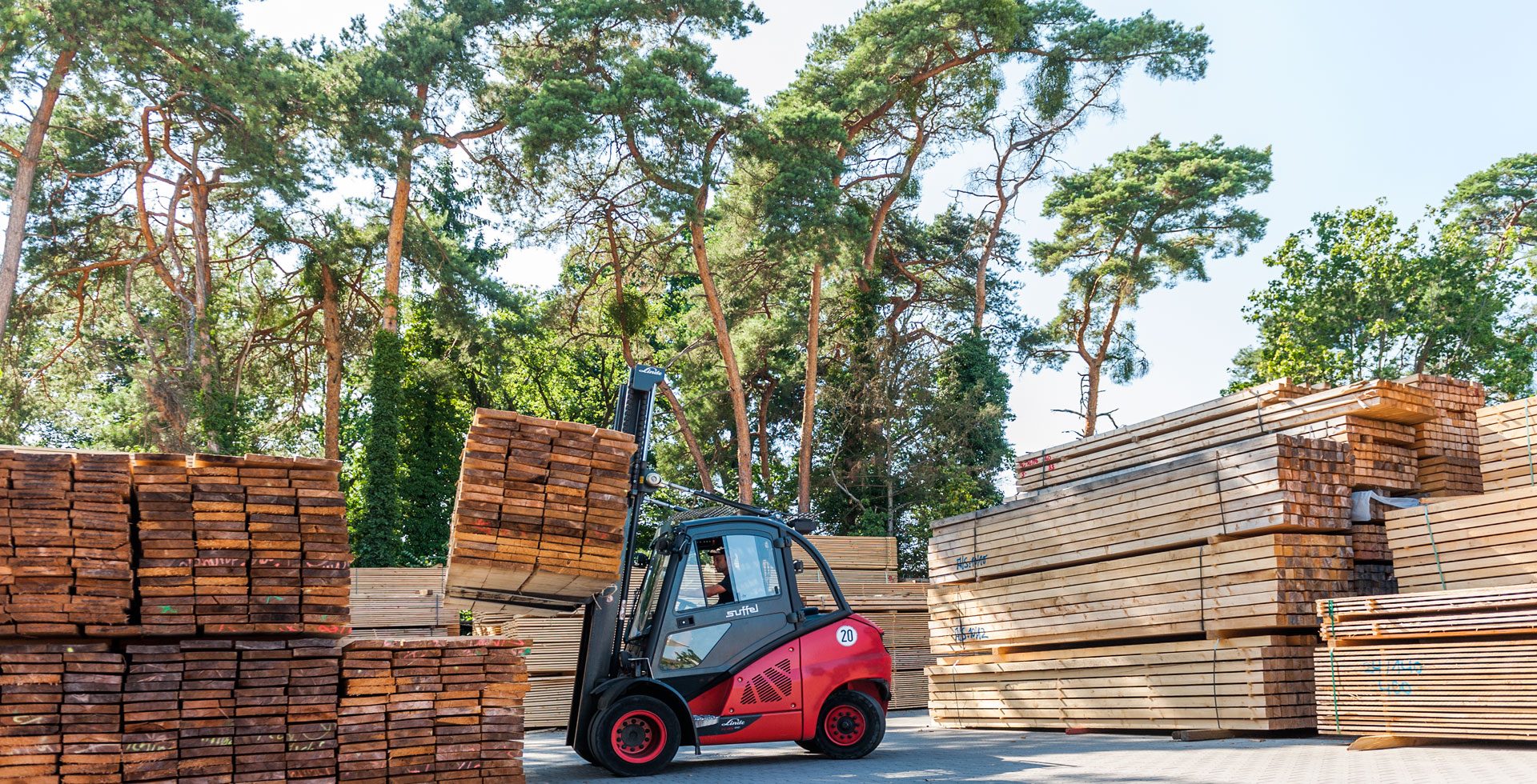 Mitarbeiter beim Verladen von Schnittholz