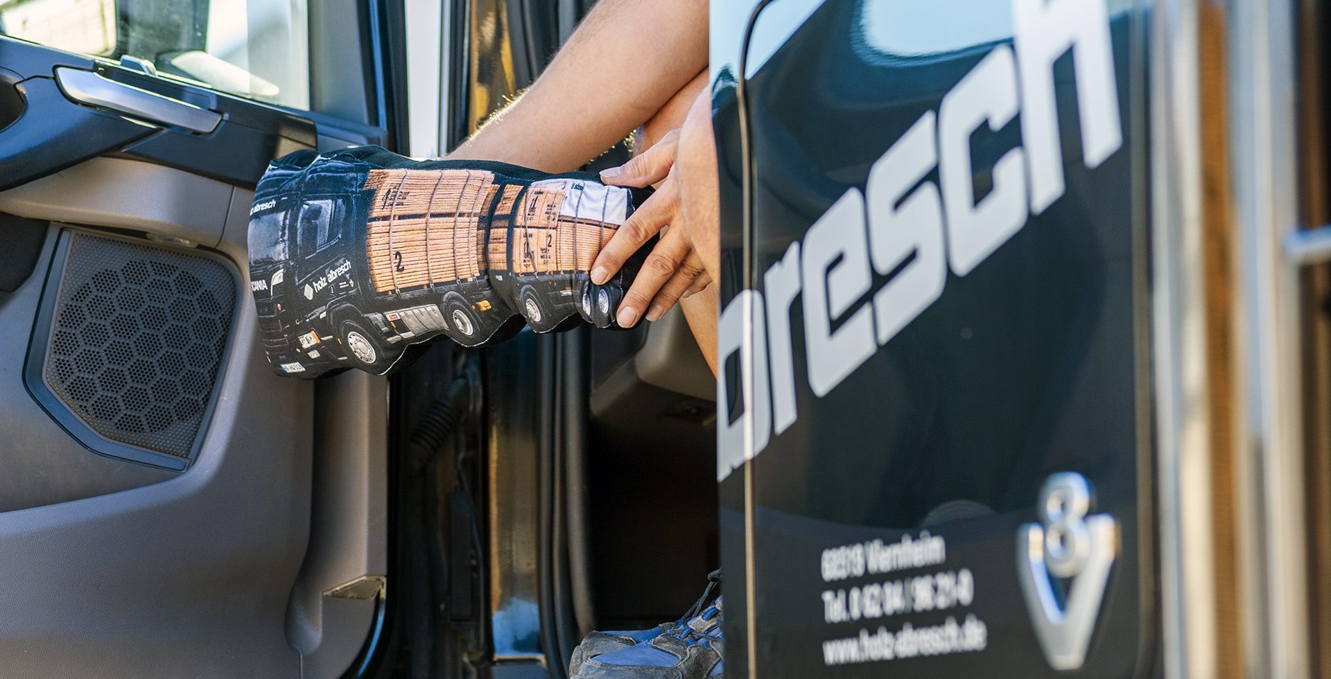 Detail eines Abresch-Lkw mit Firmenschriftzug